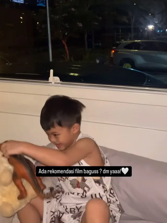 Dinda Hauw dan Rey Mbayang