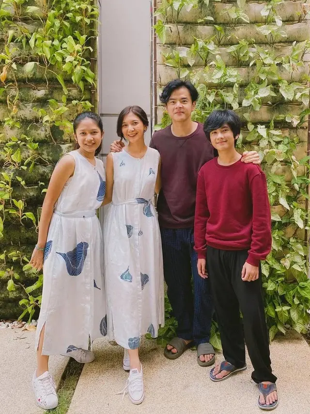 Gaya Sheila Dara Pemeran Film Sore saat Pakai Dress