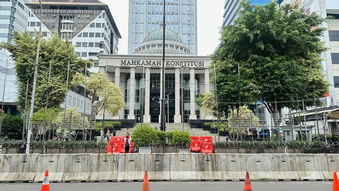 Suasana di luar Gedung Mahkamah Konstitusi (MK), Jalan Medan Merdeka Barat, Jakarta Pusat saat berlangsungnya sidang sengketa Pilpres 2024. (/Nanda Perdana Putra)
