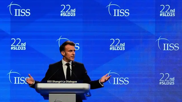 Presiden Prancis Emmanuel Macron saat berbicara dalam Shangri-La Dialogue ke-22 di Singapura, Jumat, (30/Mei/2025).