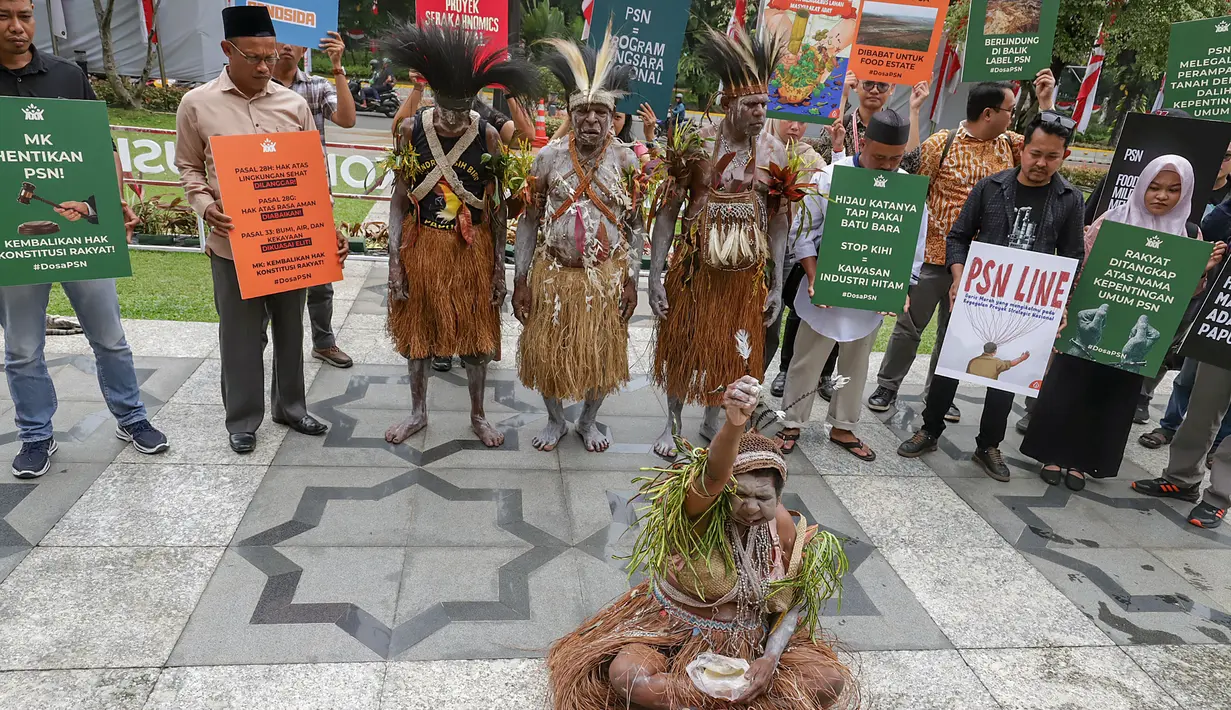 Koalisi organisasi masyarakat sipil dan sejumlah orang yang tergabung dalam gerakan Rakyat menggugat Proyek Strategis Nasional (Geram PSN) melakukan ritual adat berdoa bersama sebelum sidang judicial review di Mahkamah Konstitusi, Jakarta, Selasa (19/8/2025). (merdeka.com/Arie Basuki)