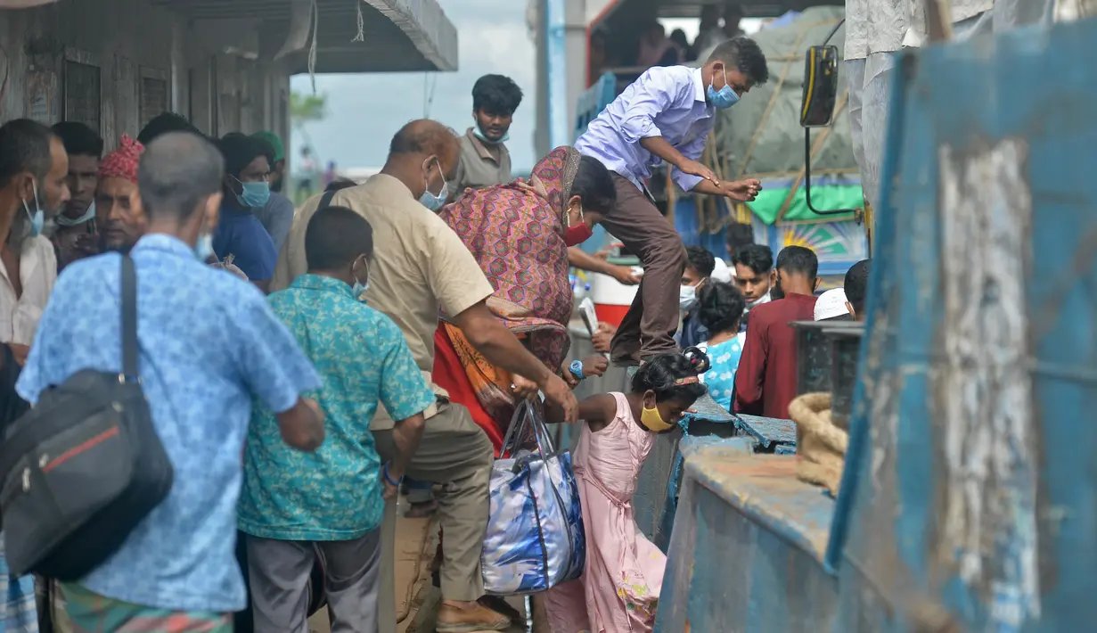 Orang-orang bersiap untuk naik feri menuju kota asal mereka setelah pelonggaran lockdown nasional COVID-19 di Sreenagar, Selasa (13/7/2021). Pemerintah Bangladesh melonggarkan lockdown yang sedang berlangsung selama seminggu mulai 15 hingga 22 Juli untuk perayaan Idul Adha. (Munir Uz zaman/AFP)