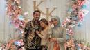 Neneng juga tampak hadir di acara lamaran Kiky Saputri dan M Khairi. Di hari bahagia sahabatnya itu, bintang film 	'Imperfect: Karier, Cinta & Timbangan' tersebut tampak begitu menawan. Ia mengenakan kebaya abu-abu dengan riasan makeup yang tampak flawless. Komika ini dipuji punya mimik wajah yang begitu meneduhkan. (Liputan6.com/IG/@nenengrismawulandari)