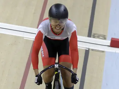 Pesepeda Indonesia, Chrismonita Dwi Putri, memacu kecepatan pada nomor 500 meter Time Trial saat Asian Track Championship 2019 di Jakarta International Veledrome, Jakarta, Kamis (10/1). Chrismonita berhasil meraih perunggu. (Bola.com/Yoppy Renato)