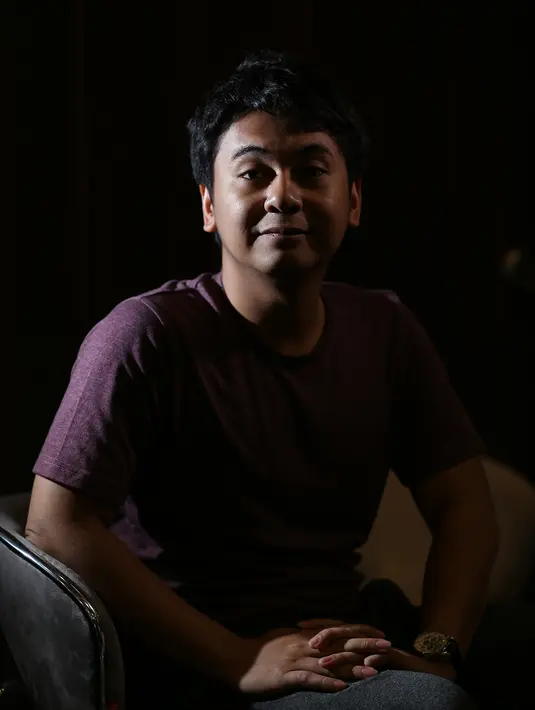 "Kalo untuk sistem penilaian ada 3 juri tetap dan 2 juri tamu. Biasanya kita lihat dari sisi originalitasnya, teknik penyampaiannya, terus materinya lucu apa engga," jelas pemilik nama Dika Angkasaputra Moerwani ini. (Andy Masela/Bintang.com)