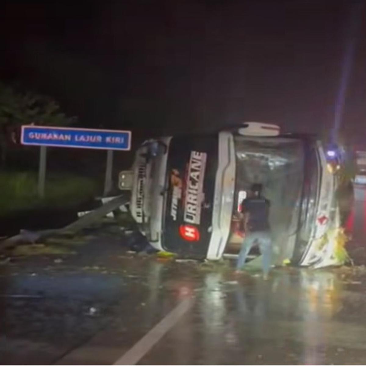 Viral Bus PO Haryanto Terguling di Jalan Tol Batang Jateng