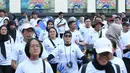 Para peserta terlebih dahulu melakukan pemanasan sebelum acara fun walk dalam rangka peringatan Hari Kekayaan Intelektual Sedunia 2026 yang berlangsung di Sarinah, Jakarta Pusat pada Minggu (26/4/2026). (Bola.com/Abdul Aziz)