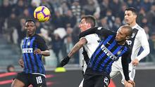 Striker Juventus, Mario Mandzukic, memperebutkan bola dengan bek tengah Inter Milan, Joao Miranda, dalam laga lanjutan Serie A di Allianz Stadium, Sabtu (8/12/2018) dini hari WIB. (Alessandro Di Marco/ANSA via AP)