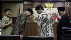 Menteri Agama Lukman Hakim Syaifuddin (kedua kiri) bersama mantan Ketua Umum PPP Romahurmuziy usai mengucapkan sumpah sebagai saksi pada sidang lanjutan suap seleksi pengisian jabatan di Kementerian Agama, Pengadilan Tipikor, Jakarta, Rabu (26/6/2019). (Liputan6.com/Helmi Fithriansyah)