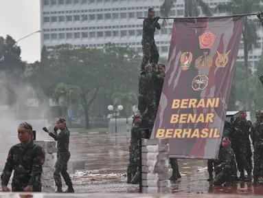 Prajurit TNI saat melakukan atraksi di Mabes TNI Cilangkap, Jakarta, Kamis (3/5). Berbagai atraksi prajurit TNI ditampilkan untuk menghibur kedatangan Presiden Jokowi dan Sultan Brunei, Hassanal Bolkiah. (Merdeka.com/Iqbal S. Nugroho)