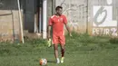 Pemain Persija, Raphael Maitimo masih cedera engkel kanan saat latihan jelang babak 8 besar Piala Jenderal Sudirman di Lapangan Sawangan, Depok, Jawa Barat, Senin (7/12/2015). (Bola.com/Vitalis Yogi Trisna) 