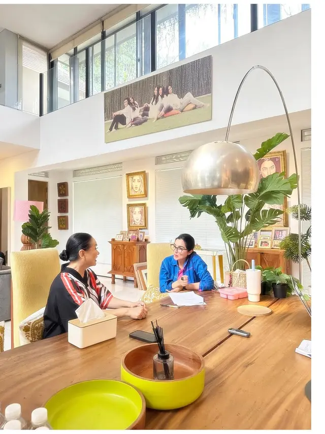 5 Potret Ruang Tengah Estetik di Rumah Titi DJ, Desain Minimalis Modern