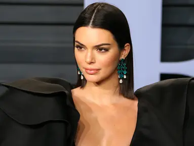 Model Kendall Jenner menghadiri acara Vanity Fair Oscar Party 2018 di Beverly Hills, California, Minggu (4/3). Kendall Jenner merupakan salah satu selebriti yang mencuri perhatian di Vanity Fair. (AFP PHOTO/JEAN-BAPTISTE LACROIX)