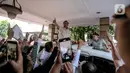 Ketua Umum Partai Gerindra Prabowo Subianto menyapa para relawan usai menghadiri acara peresmian rumah pemenangan relawan di Menteng, Jakarta, Selasa (15/8/2023).