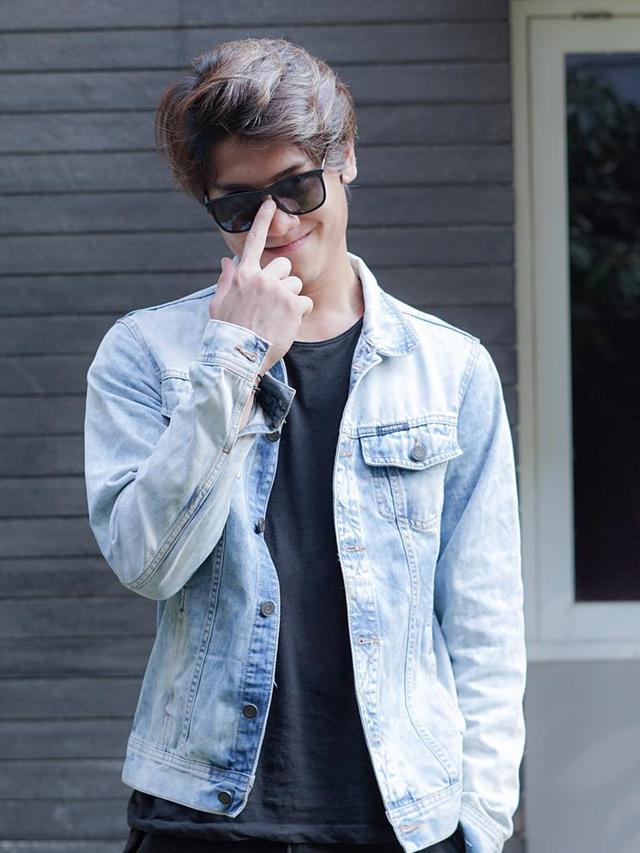 Gaya Rizky Billar Pakai Kacamata Hitam, Tampil Trendi