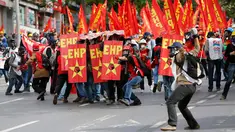 Peringatan Hari Buruh Sedunia yang dilakukan di Istanbul, Turki, Kamis (1/5/2014) berlangsung ricuh. (REUTERS/Murad Sezer)