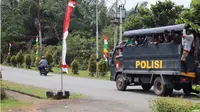 Truk TNI/Polri dikerahkan untuk membantu mengevakuasi atau mengantar pulang 1.000-an orang massa aksi demo yang sejak semalam menduduki kantor Gubernur Papua. (Liputan6.com/Katharina Janur)