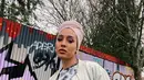 Set loungewear di-layering dengan bomber jacket menghasilkan look yang edgy untuk gaya hijab turban yang sporty (Foto: Instagram @mariahidrissi)