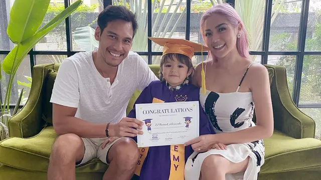 6 Foto Wisuda Putra Jessica Iskandar, Gunakan Atribut Lengkap Meski ‘Di Rumah Aja’