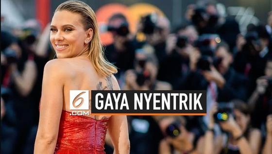VIDEO: Gaya Nyentrik Scarlett Johansson di Venice Film Festival