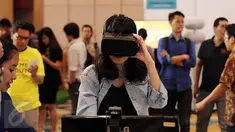 Pengunjung menyaksikan teknologi terbaru saat Social Media Week 2016 di Senayan City, Jakarta, Jumat (26/2). Ajang tersebut bertujuan untuk memberikan pengetahuan terbaru dalam teknologi serta memanfaatkan dunia social media.(Liputan6.com/Angga Yuniar)