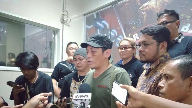 Relawan Joko Widodo. Ninoy Karundeng di Polda Metro Jaya. (Liputan6.com/Yopi Makdori)