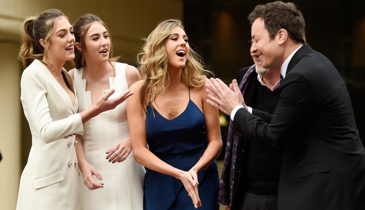 Tiga putri aktor Sylvester Stallone, Sistine, Scarlet, Sophia berbincang dengan Pembawa acara Golden Globe Awards ke-74, Jimmy Fallon jelang penanugerahan Golden Globe Awards ke-74 di Beverly Hilton, Beverly Hills, (4/1). (Chris Pizzello/Invision/AP)