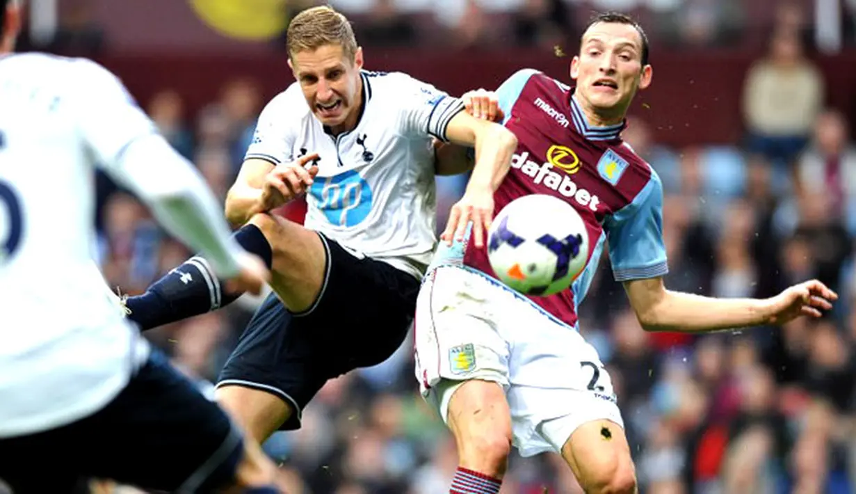 Michael Dawson duel dengan Libor Kozak pada pertandingan Liga Premier Inggris antara Aston Villa vs Tottenham Hotspur di Villa Park, Birmingham (20/10/2013). (AFP/Paul Ellis).