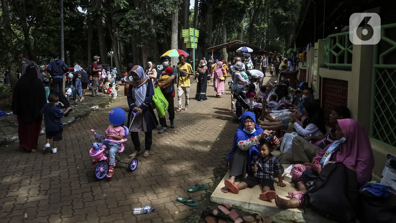 FOTO: Menikmati Libur Lebaran di Taman Margasatwa Ragunan