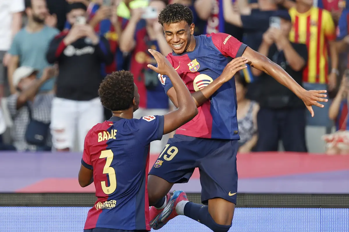 Foto: Lamine Yamal Rayakan Kemenangan Bareng Keluarga setelah Cetak Gol Cantik untuk Barcelona di Liga Spanyol
