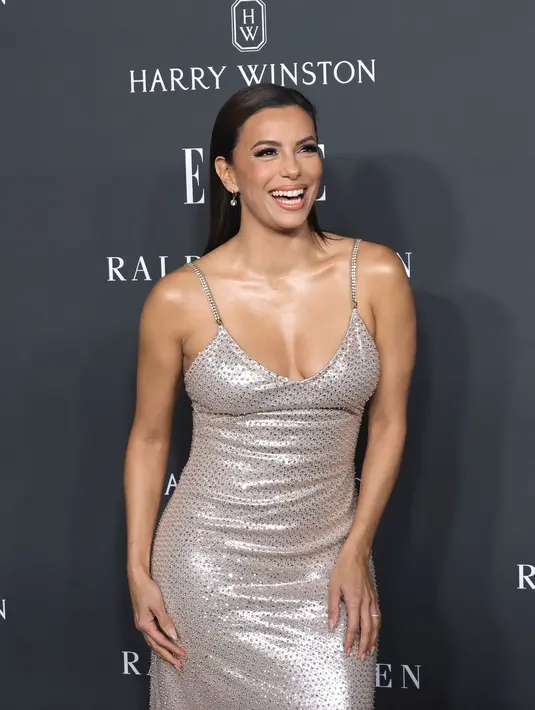 Gaun Eva Longoria menampilkan belahan dada berpotongan rendah dan tali berhiaskan berlian imitasi. (KEVIN WINTER / GETTY IMAGES NORTH AMERICA / Getty Images via AFP)