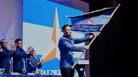 Ketum Partai Demokrat, Agus Harimurti Yudhoyono (AHY) saat mengibarkan  bendera Partai Demokrat usai terpilih secara aklamasi dalam Kongres V Partai Demokrat di JCC, Jakarta, Minggu (15/3/2020). AHY menggantikan Susilo Bambang Yudhoyono menjadi ketum partai. (Liputan6.com/Dok Partai Demokrat)