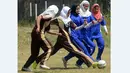 Siswa putri di Kashmir bermain sepakbola dalam sebuah turnamen di Srinagar, India. (10/9/2015). (AFP Photo/Tauseef Mustafa)