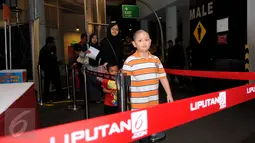 Salah satu anak terlihat ikut dalam antrian penonton yang akan menyaksikan film Minions di Bekasi Cyber Park, Minggu (28/6/2015). Film ini bergenre animasi yang dirilis Illumination Entertaiment. (Liputan6.com/Helmi Fithriansyah)