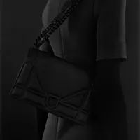 Injeksi ultra-matte black jadikan tas ikonis dari Dior semakin modern