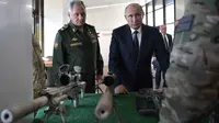 Presiden Rusia, Vladimir Putin bersama Menteri Pertahanan Rusia Sergei Shoigu  mengunjungi pameran Kalashnikov Concern di Patriot Park, luar Moskow, Rabu (19/9). (Alexey NIKOLSKY / SPUTNIK / AFP)