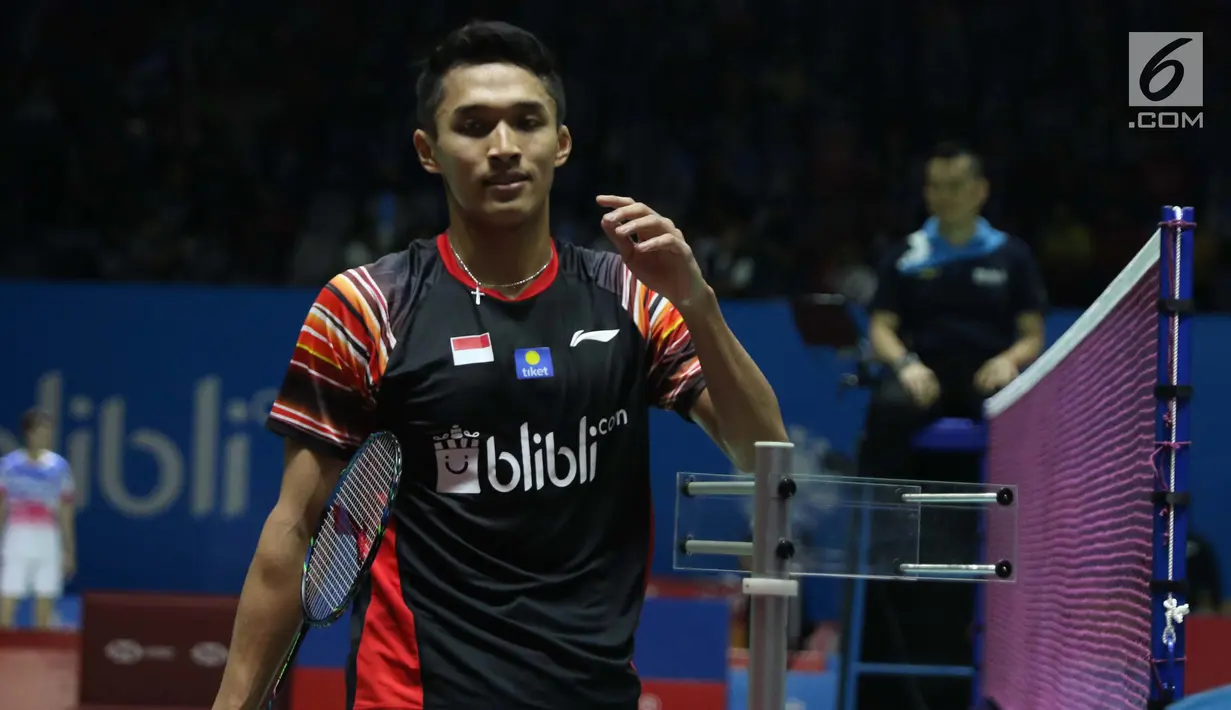 Pebulu tangkis tunggal putra Indonesia, Jonatan Christie saat melawan Hans Kristian Solberg Vittinghus (Denmark) di babak 16 besar Indonesia Open 2019 di Istora Senayan, Jakarta, Kamis (18/7/2019). Jonatan unggul 22-20, 21-13. (Liputan6.com/Helmi Fithriansyah)
