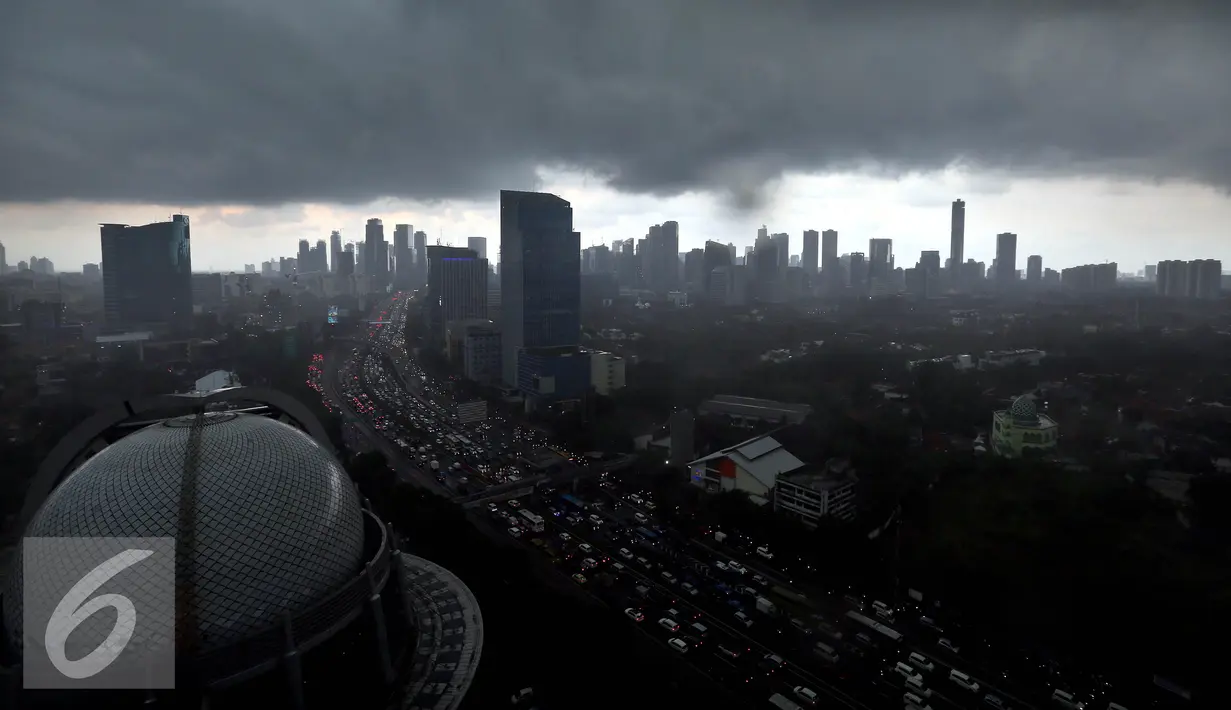 Foto Lanscape Jakarta yang di kelilingi awan gelap sebelum turunya hujan, Rabu (7/9). BMKG memprediksi fenomena La Nina yang mengakibatkan curah hujan tinggi akan berlangsung hingga bulan September 2016. (Liputan6.com/Johan Tallo)