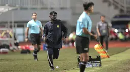 Ia juga terlihat berlari kesana kemari di technical area Timnas Malaysia U-17. Bahkan asisten wasit yang bertugas terlihat terus memantau pergerakan dari Osmera bin Omaro. (Bola.com/Ikhwan Yanuar)