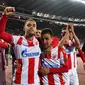 Para pemain Red Star merayakan kemenangan atas Liverpool pada laga Liga Champions di Stadion Rajko Mitic, Belgrade, Selasa (6/11). Red Star menang 2-0 atas Liverpool. (AFP/Andrej Isakovic)