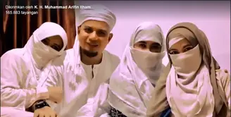 Tidak mudah wanita menerima kenyataan suaminya untuk menikah lagi atau berpoligami. Salah satu Ustaz yang sukses dengan poligami adalah Ustaz Arifin Ilham. Melalui media sosialnya, ia berbagi 10 pilar rumah tangga. (Instagram/kh_m_arifin_ilham)