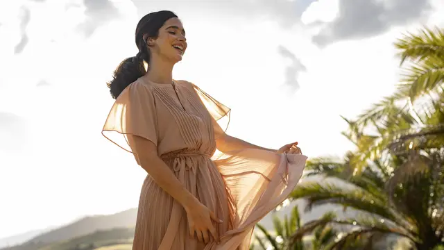 wanita januari tersenyum bahagia