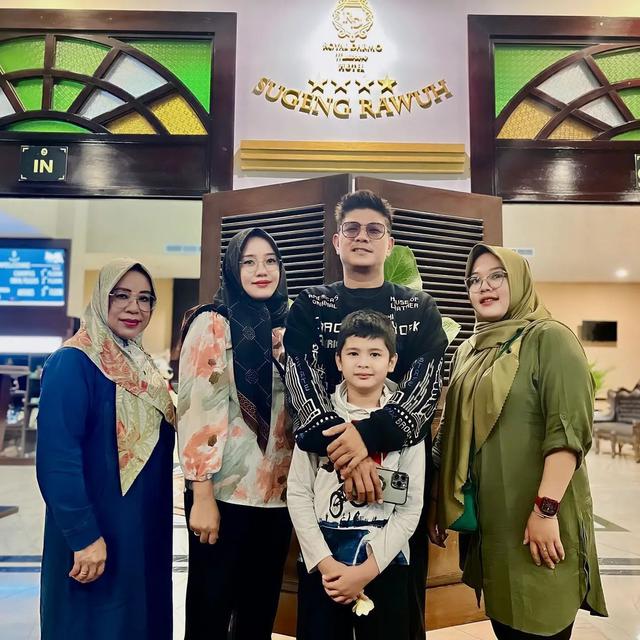 6 Potret Romantis Andika Kangen Band dan Istri Selama Honeymoon, Bertemu Fans