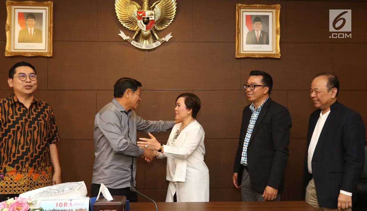 Anggota Wantimpres Agum Gumelar (dua kiri) bersalaman dengan Direktur Program SCM Harsiwi Ahcmad saat menerima kunjungan petinggi EMTEK Group di Jakarta, Jumat (18/5). Pertemuan ini silaturahmi dan pengenalan program SCM. (Liputan6.com/Angga Yuniar)