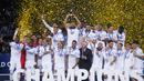 Pemain Real Madrid merayakan gelar juara Piala Dunia Antarklub 2023 setelah menaklukkan Al Hilal di Stadion Prince Moulay Abdellah, Rabat, Maroko, Sabtu (11/2/2023). (AP Photo/Manu Fernandez)