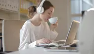 Selalu Memilih Mendengarkan Musik Saat Bekerja? Ini Makna di Balik Kebiasaan Tersebut