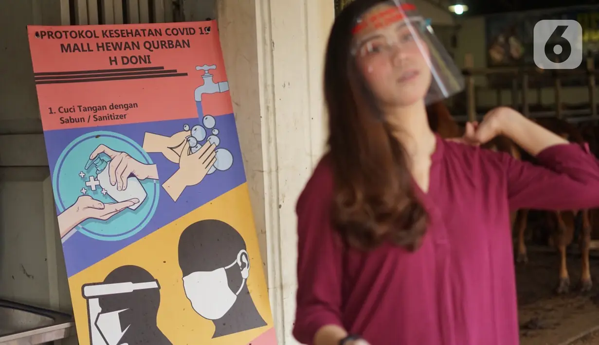 Sales Promotion Girl (SPG) menunggu pembeli di Mal Hewan Qurban H. Doni di Depok, Jawa Barat, Kamis (16/7/2020). Di masa pandemi, mal hewan kurban kembali menggunakan jasa SPG untuk menawarkan hewan kurban dengan tetap menerapkan protokol kesehatan. (Liputan6.com/Immanuel Antonius)