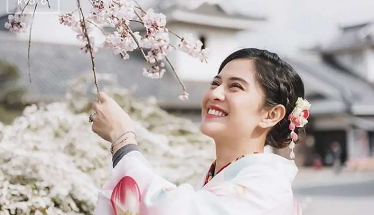 Dian mengenakan kimono yang membuat penampilannya semakin cantik. (Liputan6.com/IG/@therealdisastr)