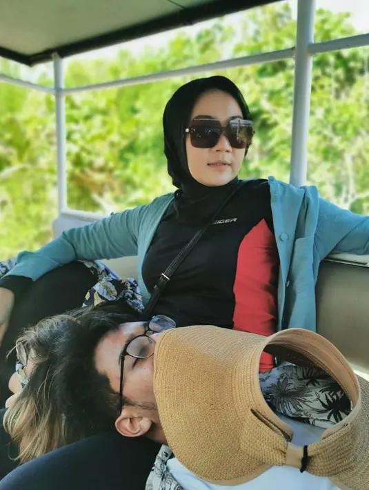Momen saat Eril tertidur di pangkuan sang bunda di atas sebuah kendaraan. (Instagram/ataliapr)