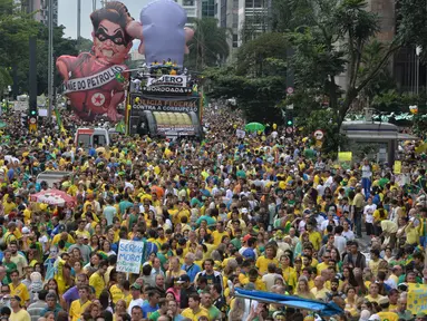 Ribuan warga menggelar unjuk rasa menuntut pengunduran diri Presiden Dilma Rousseff di Sao Paulo, Brasil, Minggu (13/3). Para pengunjuk rasa menuduh Rousseff tidak mampu mengelola ekonomi dan terlibat dalam skandal korupsi besar. (NELSON Almeida/AFP)